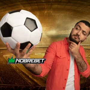 Homem segurando uma bola de futebol pensando em apostar no Atlético-MG